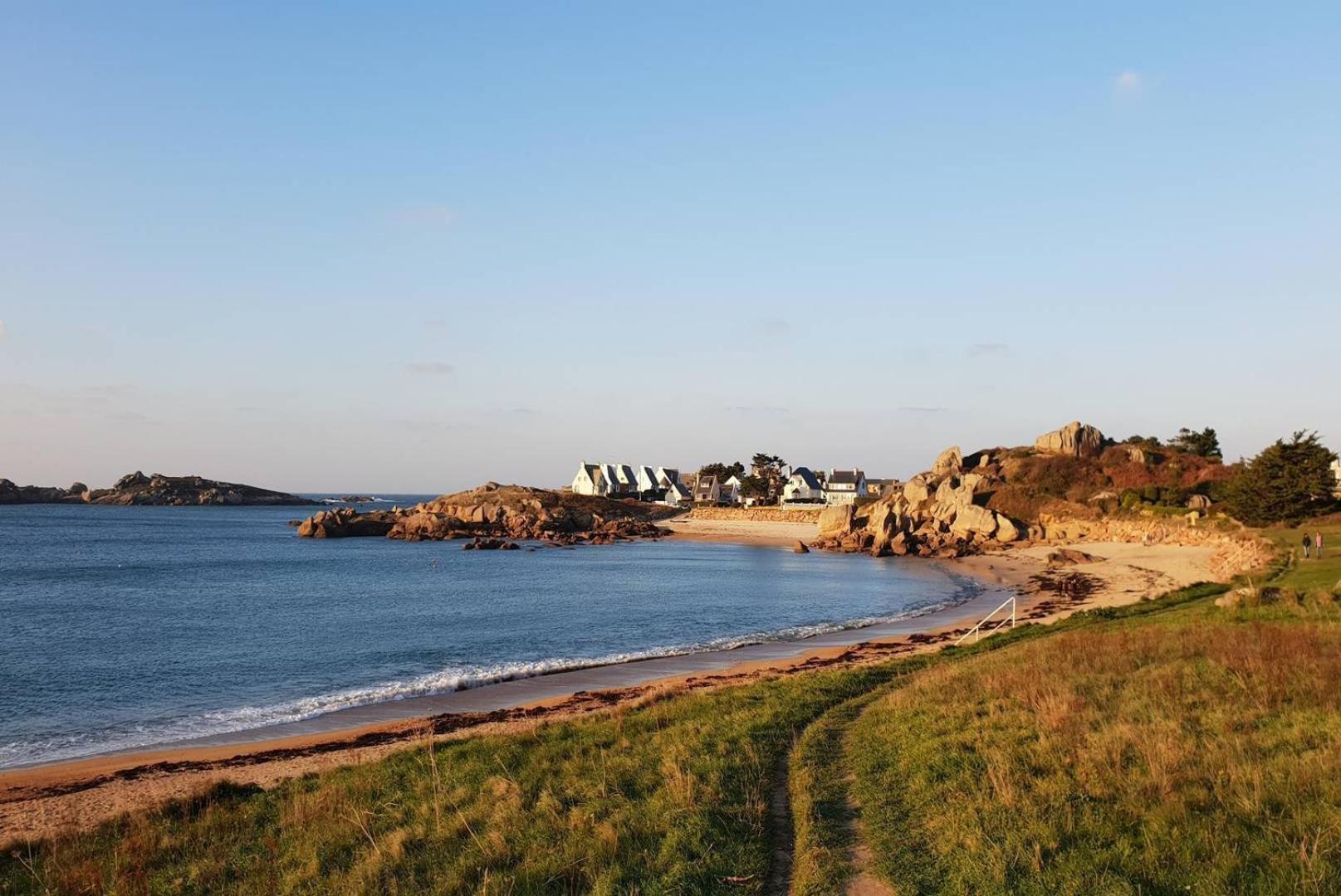 Maison 4 personnes à 100m de la plage de la Grève Rose à TREGASTEL - Ref 142 Extérieur photo